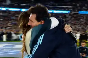 La Sole le cantó “Brindis” a Messi en el Monumental y el abrazo entre ambos emocionó al estadio
