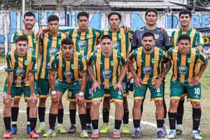 A los 47 años, un ex arquero de Atlético hizo un golazo de arco a arco en la Liga Tucumana