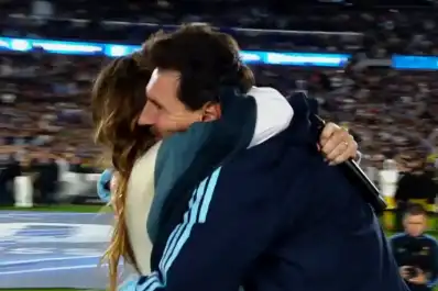 La Sole le cantó “Brindis” a Messi en el Monumental y el abrazo entre ambos emocionó al estadio