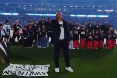 Críticas en Reino Unido por la bandera de Malvinas en la despedida de Messi: qué dijo la prensa británica