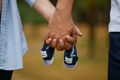 ¿Cómo acompañar a alguien que perdió un embarazo? Una psicóloga perinatal explica cómo se vive el duelo gestacional