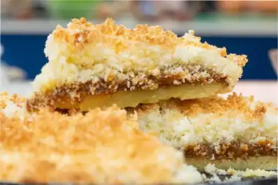 Tarta de avena y coco: la receta saludable sin harinas ni azúcar para la merienda