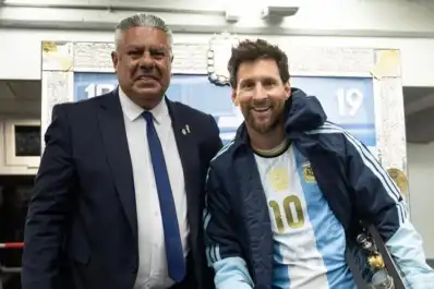 La carta de “Chiqui” Tapia a Messi y la frase con la que cerró su despedida: “Mi héroe favorito”