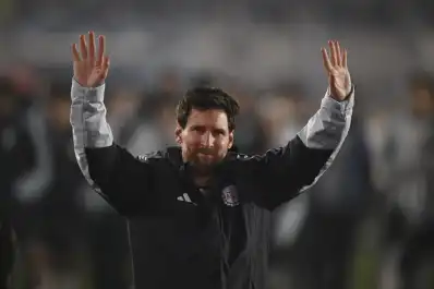 Messi y los hinchas, un vínculo para siempre: la vuelta olímpica que nadie quería que terminara