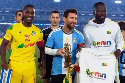 Regalo con historia: el especial objeto que recibió Lionel Messi en su noche de despedida