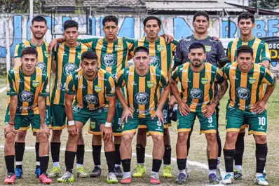 A los 47 años, un ex arquero de Atlético hizo un golazo de arco a arco en la Liga Tucumana