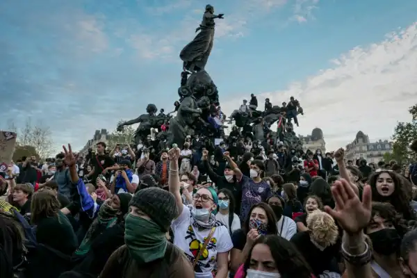 Rebelión en Francia: miles de escolares y obreros toman las calles de París