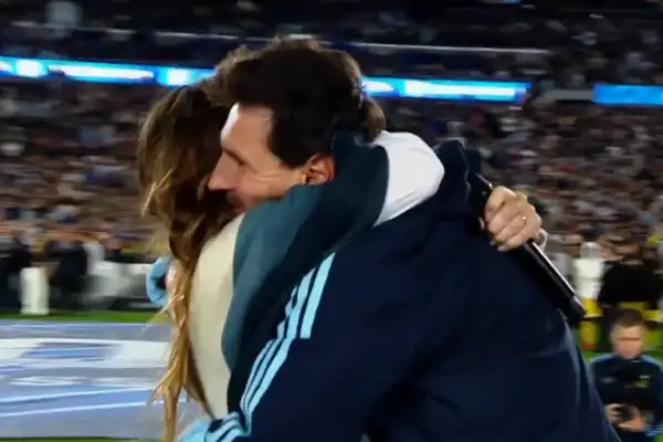 La Sole le cantó “Brindis” a Messi en el Monumental y el abrazo entre ambos emocionó al estadio