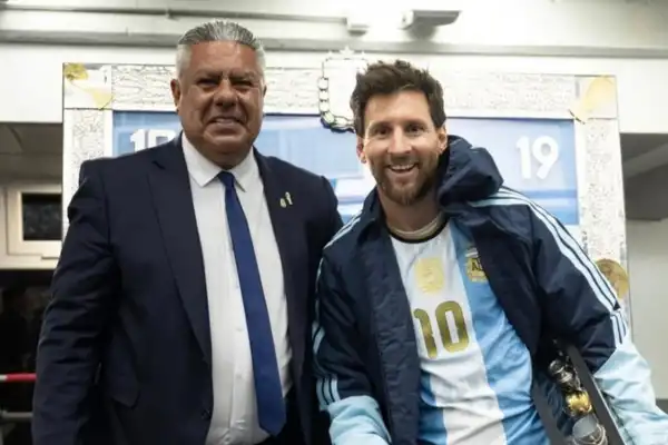 La carta de “Chiqui” Tapia a Messi y la frase con la que cerró su despedida: “Mi héroe favorito”