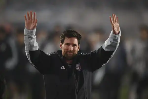 Messi y los hinchas, un vínculo para siempre: la vuelta olímpica que nadie quería que terminara