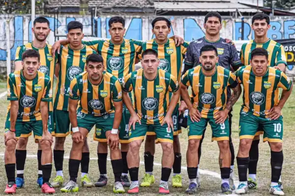 A los 47 años, un ex arquero de Atlético hizo un golazo de arco a arco en la Liga Tucumana