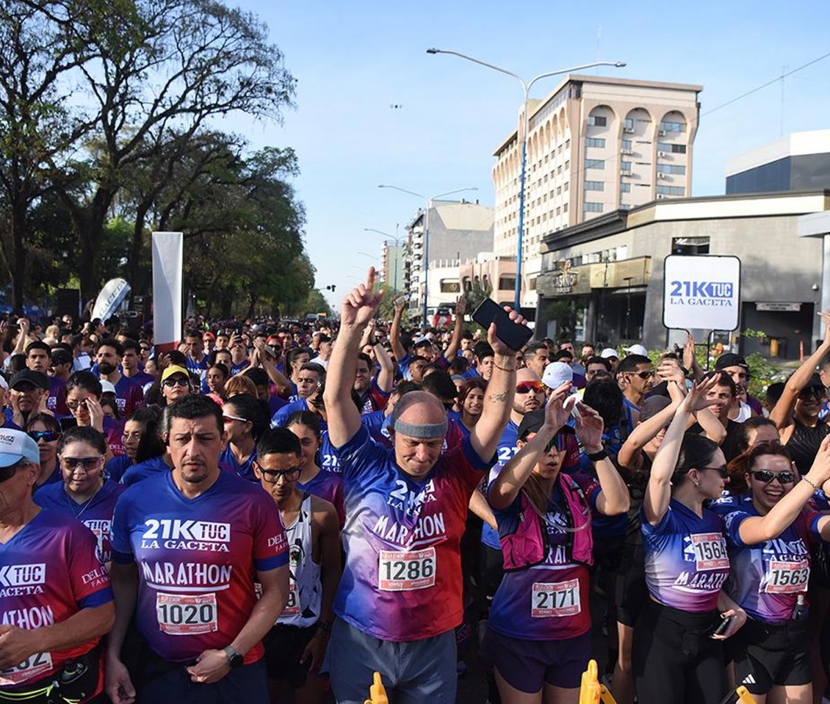 EN MARCHA. Los corredores parten desde el Parque 9 de Julio para afrontar los 21 kilómetros por las calles de la ciudad.
