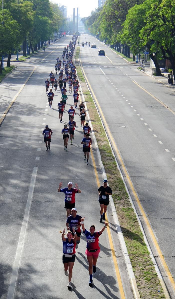 EN PERSPECTIVA. Los corredores avanzan por avenida Mate de Luna, con el Parque Avellaneda a un costado y el Monumento al Bicentenario de fondo.