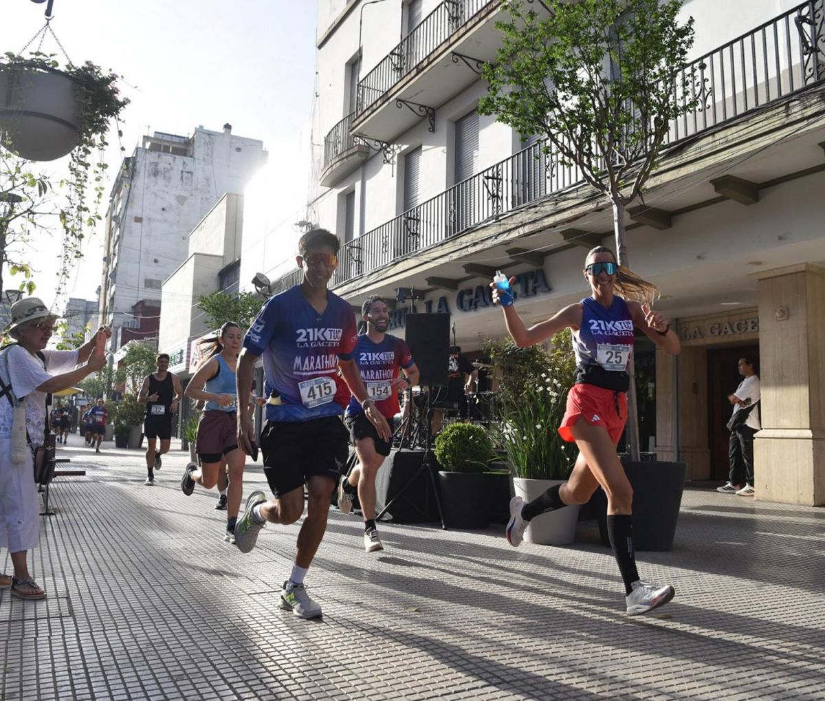 FRENTE A LA GACETA. Los corredores pasan por la histórica sede de Mendoza 654 durante la edición anterior de la competencia.