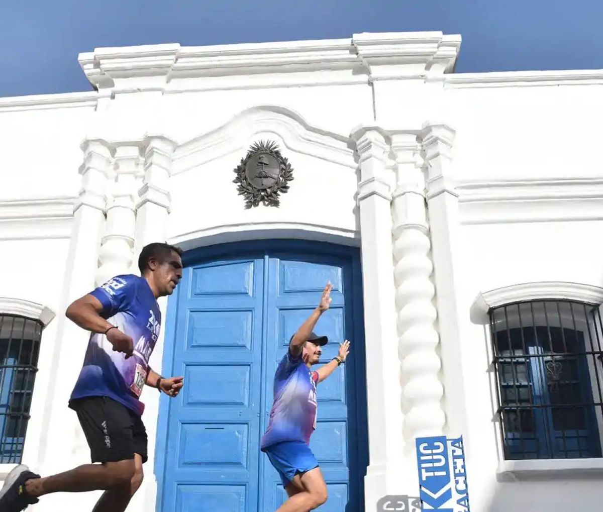 FRENTE A LA HISTORIA. Los corredores pasan frente a la Casa Histórica, uno de los lugares emblemáticos que forman parte del recorrido.