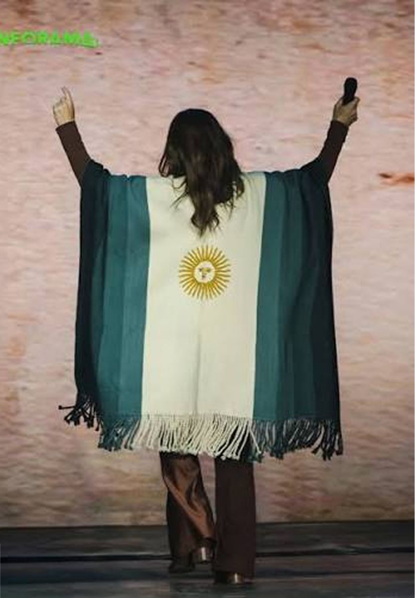  Tras su presentación en la Fiesta del Poncho, la Sole llevó su obsequio hasta el Monumental. 