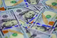 Dólar hoy: el oficial subió por tercera jornada y el blue igualó su récord nominal de julio