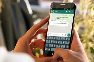 ¿El chat de mamis ayuda o suma presión? Una psicóloga analiza el efecto mental de las conversaciones en WhatsApp