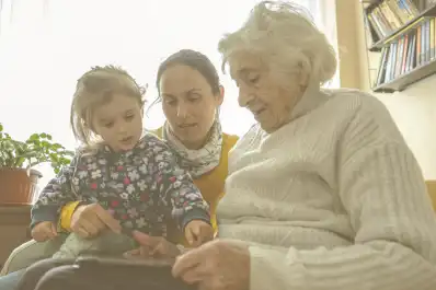 ¿Criás a tus hijos y también cuidás a tus padres? Una psicóloga explica cómo afrontar la sobrecarga emocional