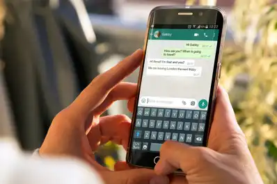 ¿El chat de mamis ayuda o suma presión? Una psicóloga analiza el efecto mental de las conversaciones en WhatsApp