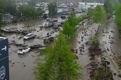 Impactante aluvión en Santiago de Chile: un torrente de agua y barro arrastró autos y colectivos