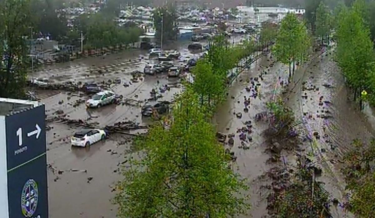 Impactante aluvión en Santiago de Chile: un torrente de agua y barro arrastró autos y colectivos