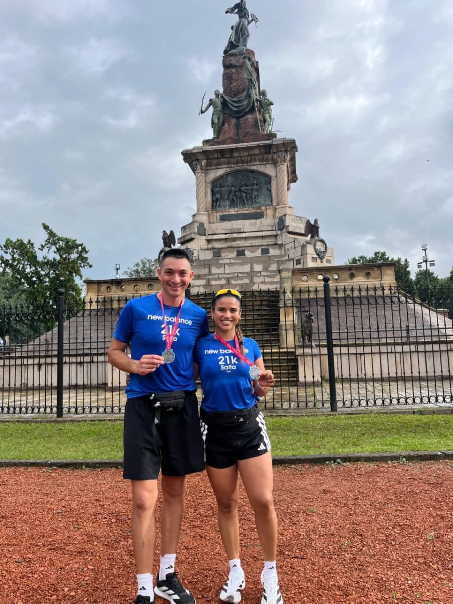 CON MEDALLAS. Cristian y Sofía muestran orgullosos la finisher de una carrera que compartieron.