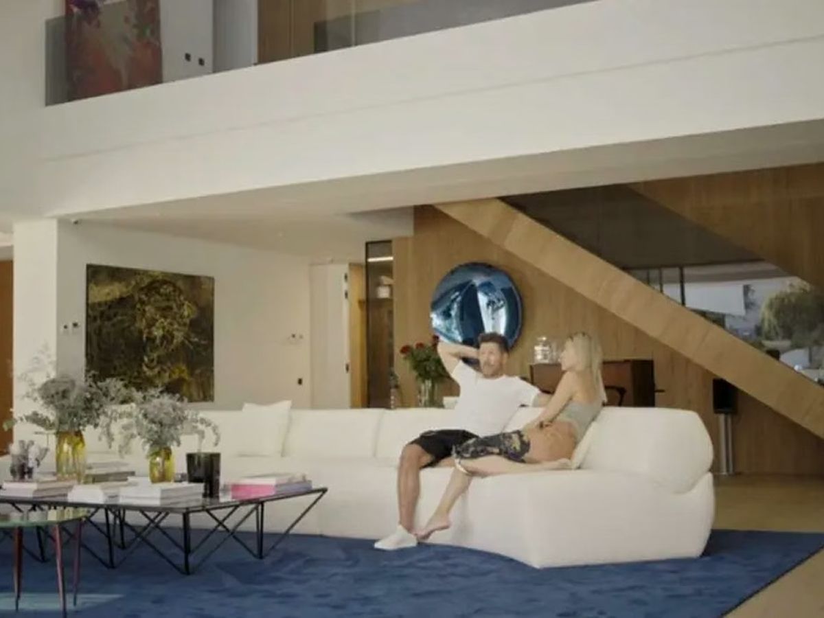 Diego Simeone y Carla Pereyra en el living de su casa en Madrid