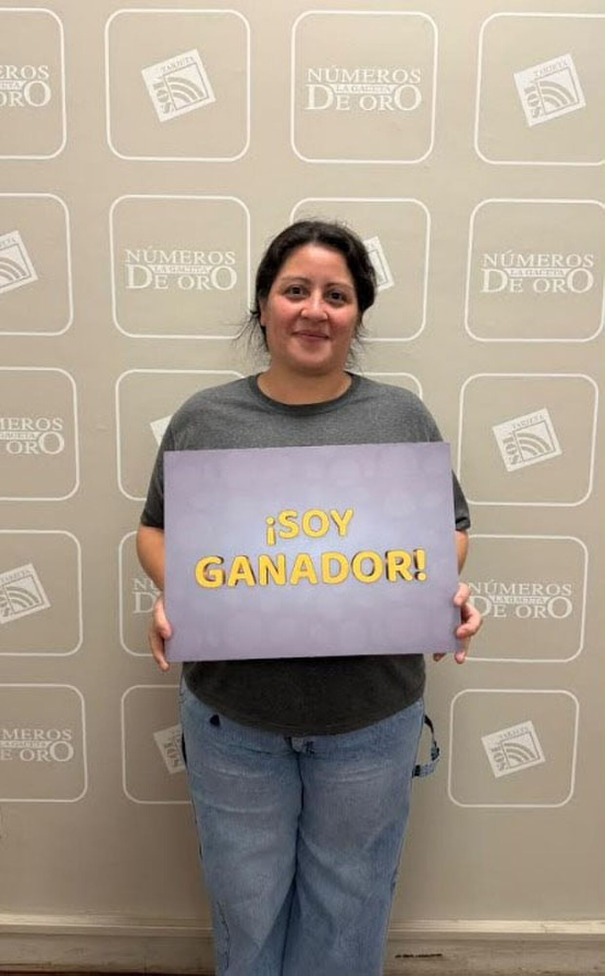 CONTENTA. Mirta no podía creer que recibió su premio de LA GACETA.