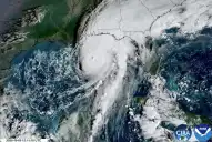 Dos huracanes avanzan hacia Estados Unidos y México: hay alertas y evacuaciones