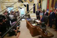 Medios de prensa expulsados por Trump reclaman ante un juez