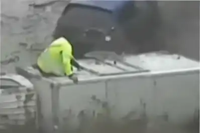 Video: se tiró del techo de un camión para salvar su vida durante el feroz aluvión en Chile
