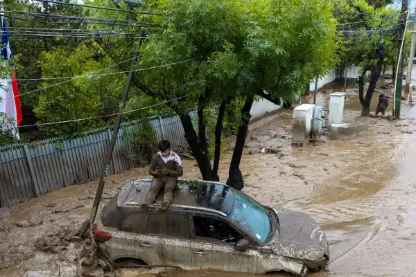 Video: así fue el momento exacto en que comenzó el aluvión en Santiago de Chile