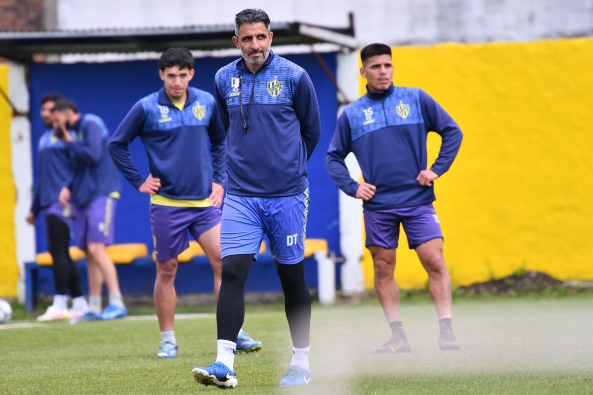 AL FRENTE. Cristian Pellerano comanda a un Bohemio que aspira a jugar la final por el ascenso.