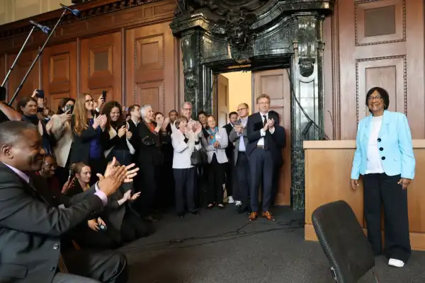 Una experta en crímenes internacionales ganó el Nobel de la Paz