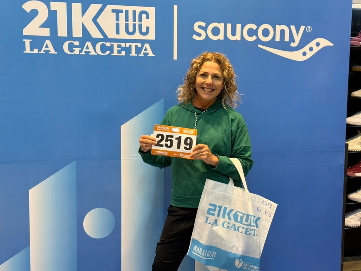 CON LA VISTA RENOVADA. Karina Guzmán posó con su dorsal tras acreditarse para los 21K de LA GACETA. A sus 53 años y apenas 20 días después de una operación de la vista, debutará en los 10 kilómetros de la competencia.