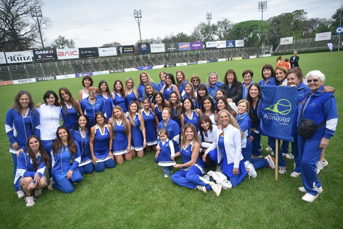 DE AZUL. Las integrantes de Veteranas del Aconquija posaron con su bandera en Lawn Tennis, y hasta una nena se sumó a la foto con el vestido del equipo.