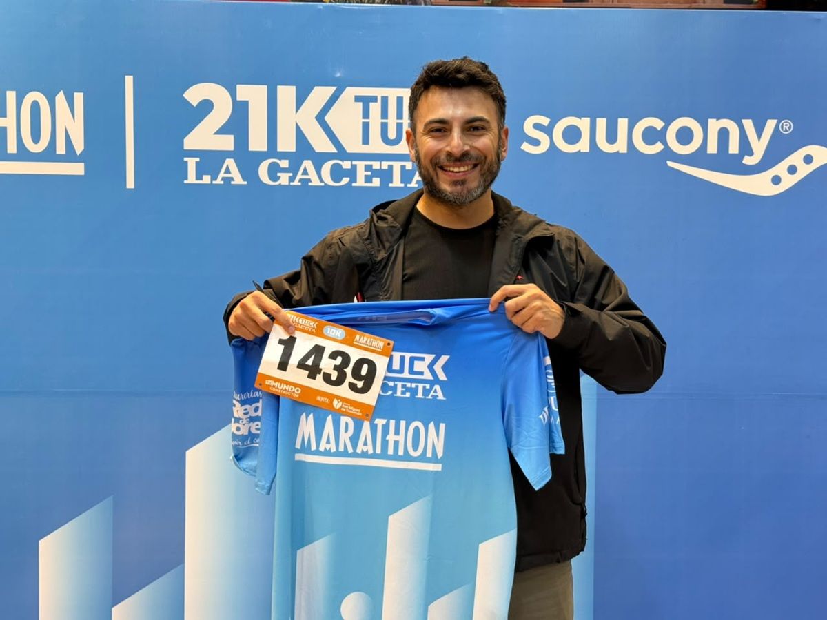 DESAFÍO PERSONAL. Alberto Lara posó con su dorsal y la remera oficial de los 21K de LA GACETA. Proveniente de una familia de atletas, buscará superar la marca que consiguió en la edición de 2024.