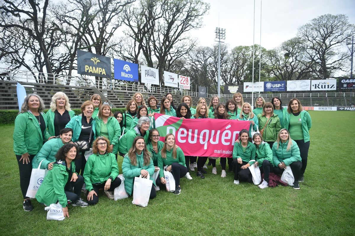DESDE EL SUR. La delegación de Neuquén, vestida de verde, posó con su bandera antes del inicio de la competencia.