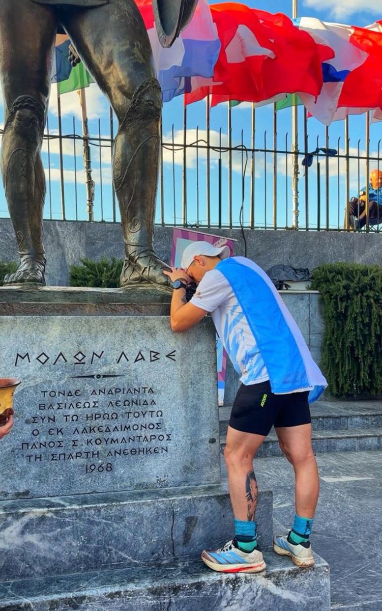 EMOCIÓN. Luego de completar la prueba, el taficeño llegó a los pies de la estatua del Rey Leónidas.