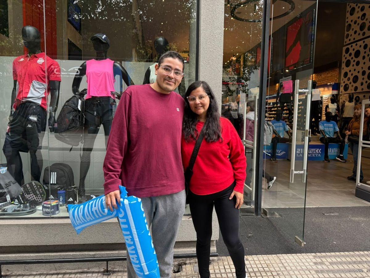 EN FAMILIA. Matías Quiroga, que comenzó a entrenarse a principios de año para bajar de peso, retiró su kit acompañado por su esposa. Este domingo buscará completar los 10 kilómetros de los 21K de LA GACETA en menos de 55 minutos.