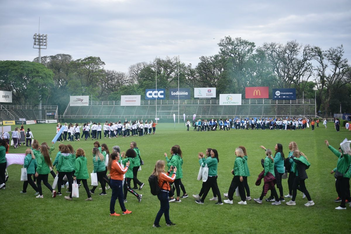 FIESTA. Las delegaciones recorrieron la cancha de Lawn Tennis con sus colores, entre humo y aplausos, durante el acto inaugural.