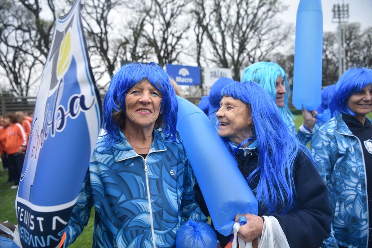 TODO AZUL. Con pelucas, inflables y camperas a tono, las cordobesas se robaron las miradas en el desfile.