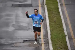 Nicolás Sánchez cambió la ovalada por las zapatillas y disfrutó de los 21K LA GACETA