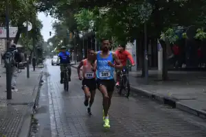 Del turno noche a la gloria: Arón Quiroga, el rey de los 21K que corre sin dormir