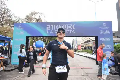 Corrió los 21K LA GACETA vestido del Oficial Gordillo: cómo consiguió el traje original y por qué eligió ese personaje