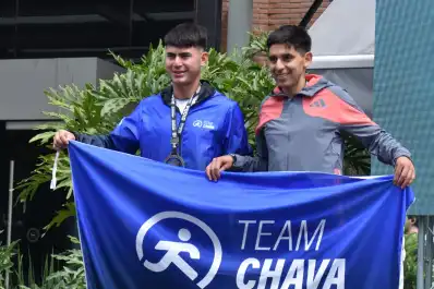 Se perdió en el circuito, alcanzó a su alumno y cruzaron juntos la meta de los 10K LA GACETA