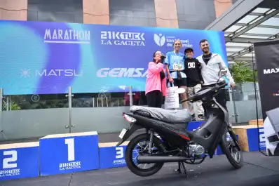 Una moto y una bicicleta eléctrica: el gran sorteo de los 21K LA GACETA premió a los corredores en el parque 9 de Julio