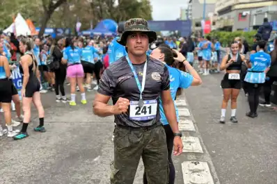 Es ultramaratonista, caminó 240 kilómetros hasta Catamarca y corrió los 21K LA GACETA con uniforme policial