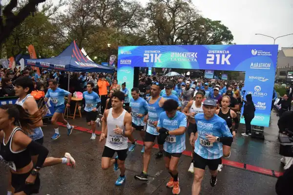 EN VIVO: Una multitudinaria marea de corredores copó las calles tucumanas #21K